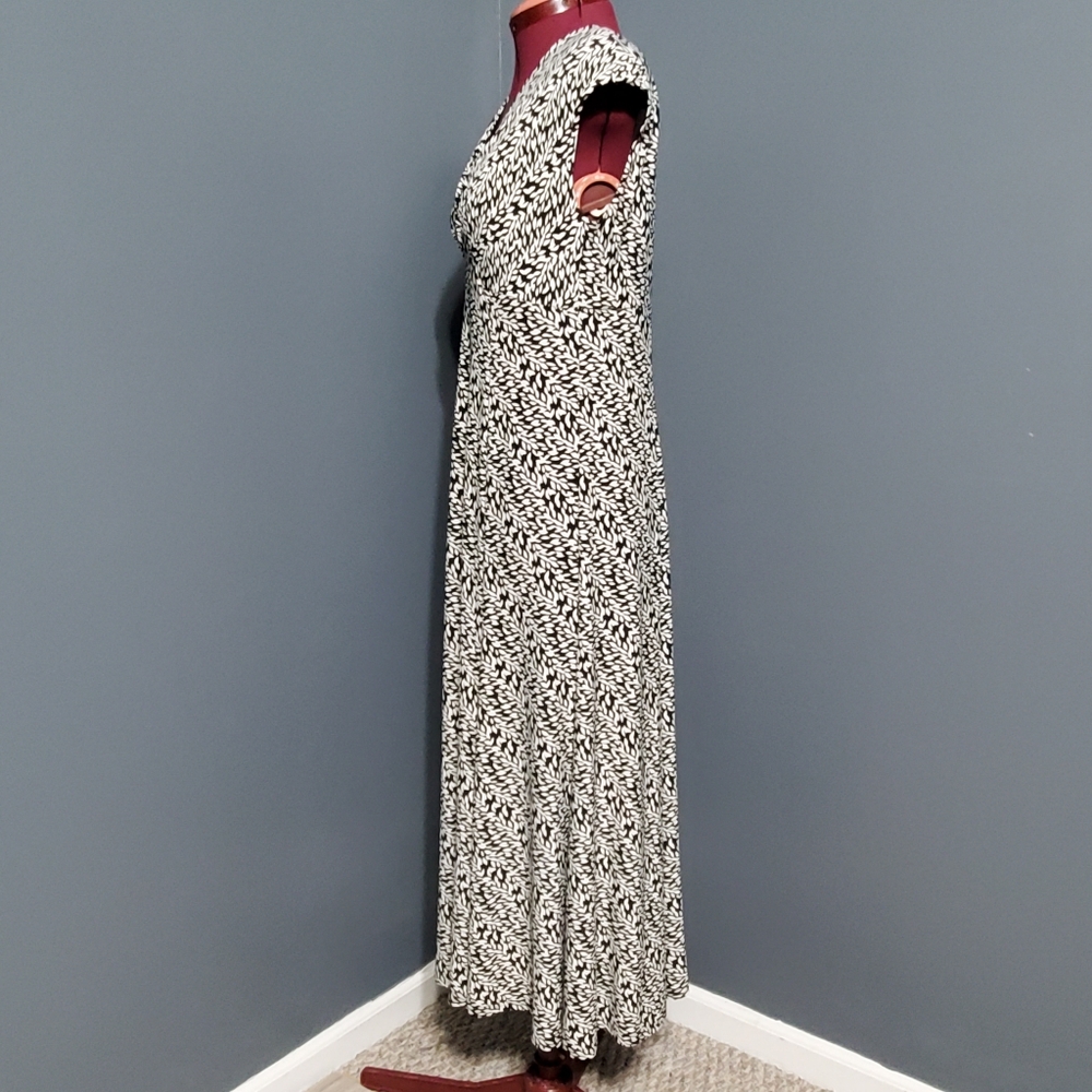 New Directions Black and White Patterned Maxi Dress - Picture 4 of 7